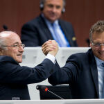 Sepp Blatter, presidente de la FIFA, y el secretario general, Jerome Valcke (dcha)