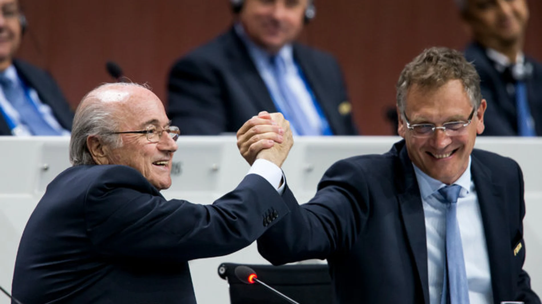 Sepp Blatter, presidente de la FIFA, y el secretario general, Jerome Valcke (dcha)