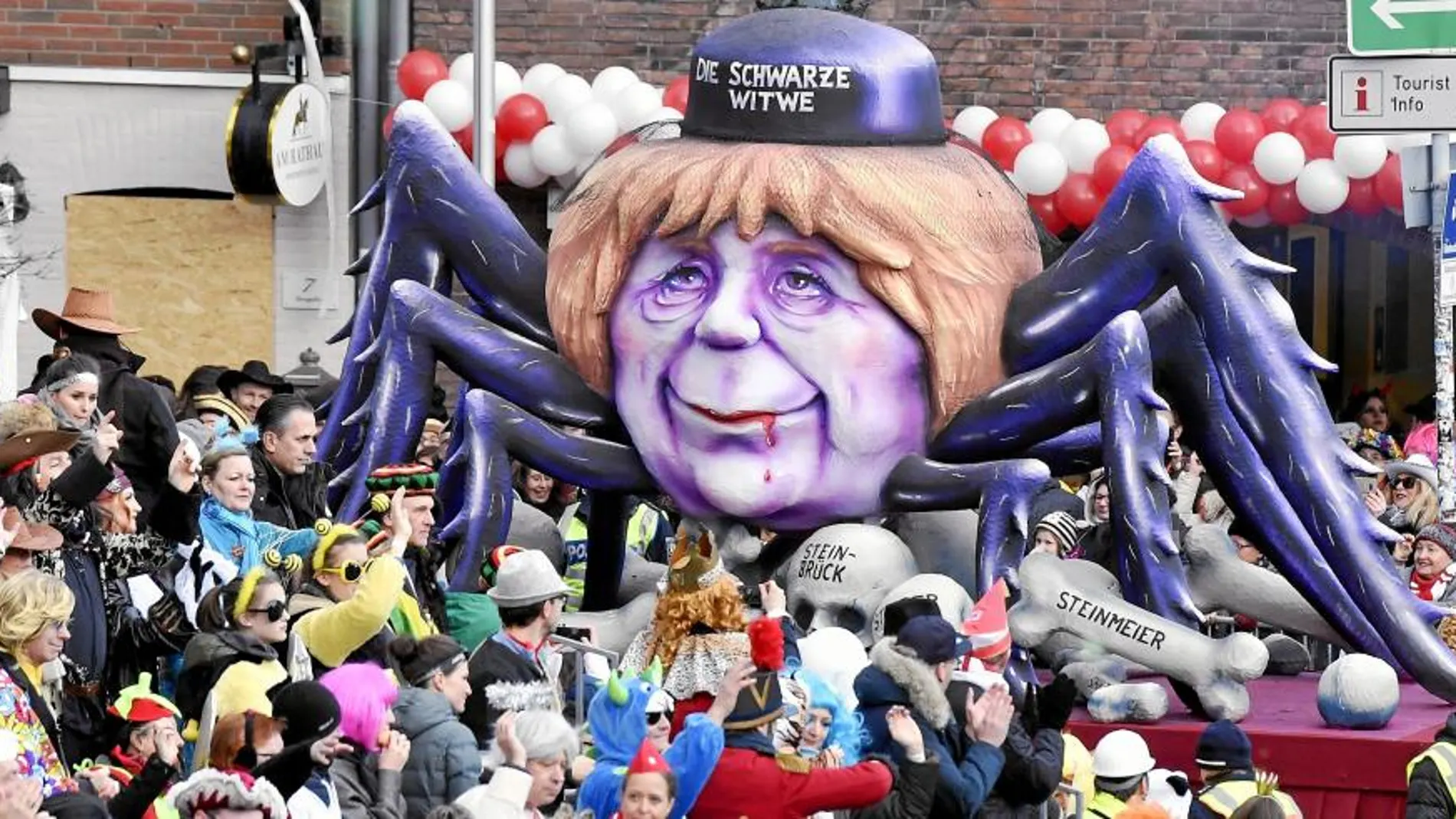 El carnaval de Düsseldorf representa a la canciller alemana, Angela Merkel, como una enorme araña que devora a sus rivales políticos