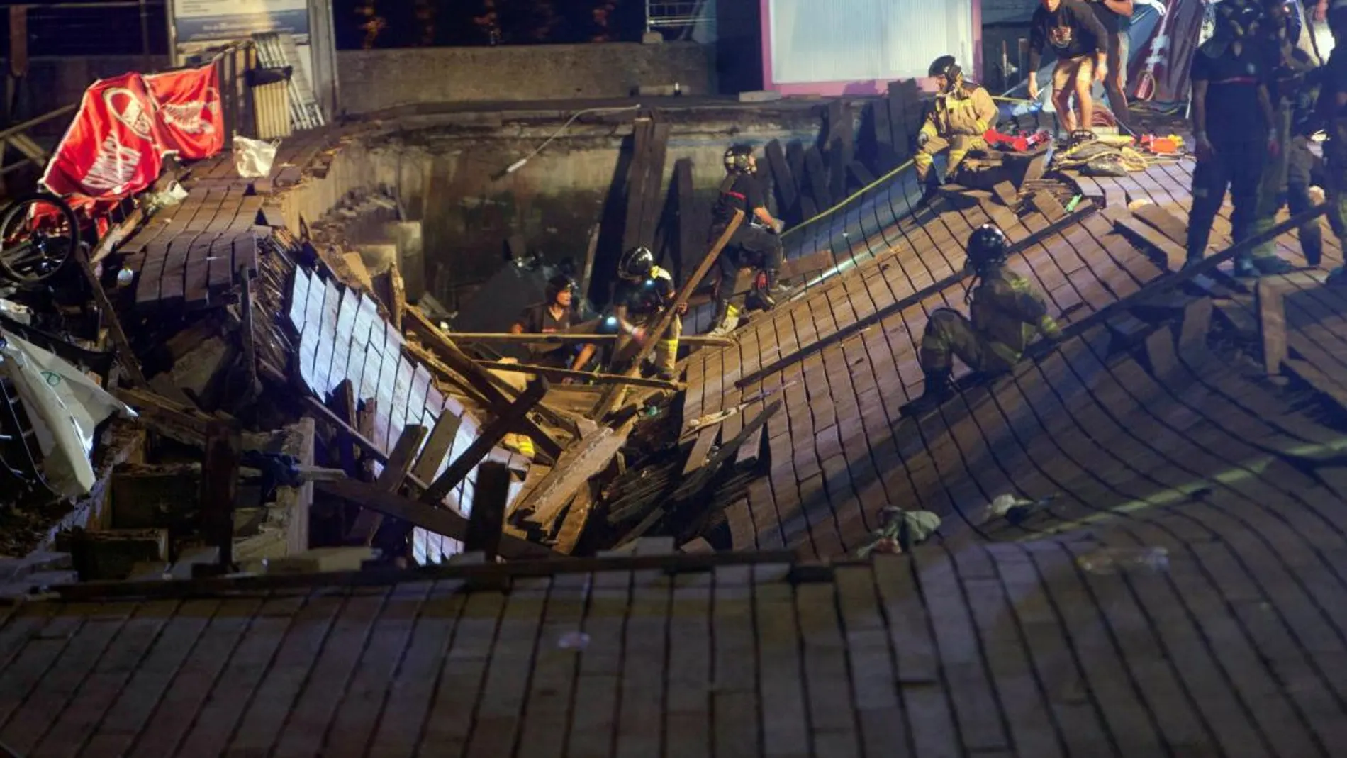 Un muelle de madera se ha hundido provocando la caída de decenas de asistentes al mar mientras asistían al festival O Marisquiño, anoche en Vigo / Efe