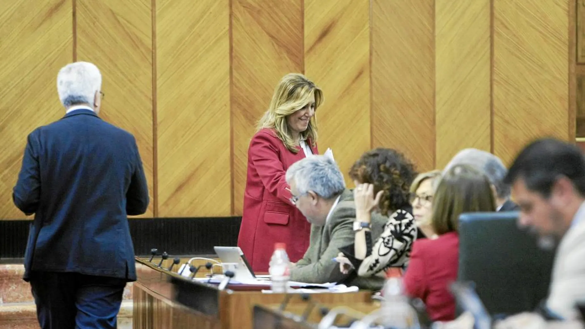 La presidenta de la Junta, Susana Díaz, ayer en la sesión del Parlamento en la que se aprobaron las cuentas para 2016