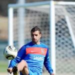 Simão juguetea con la pelota durante un entrenamiento con Portugal. El jugador del Atlético niega que su selección sea «defensiva»