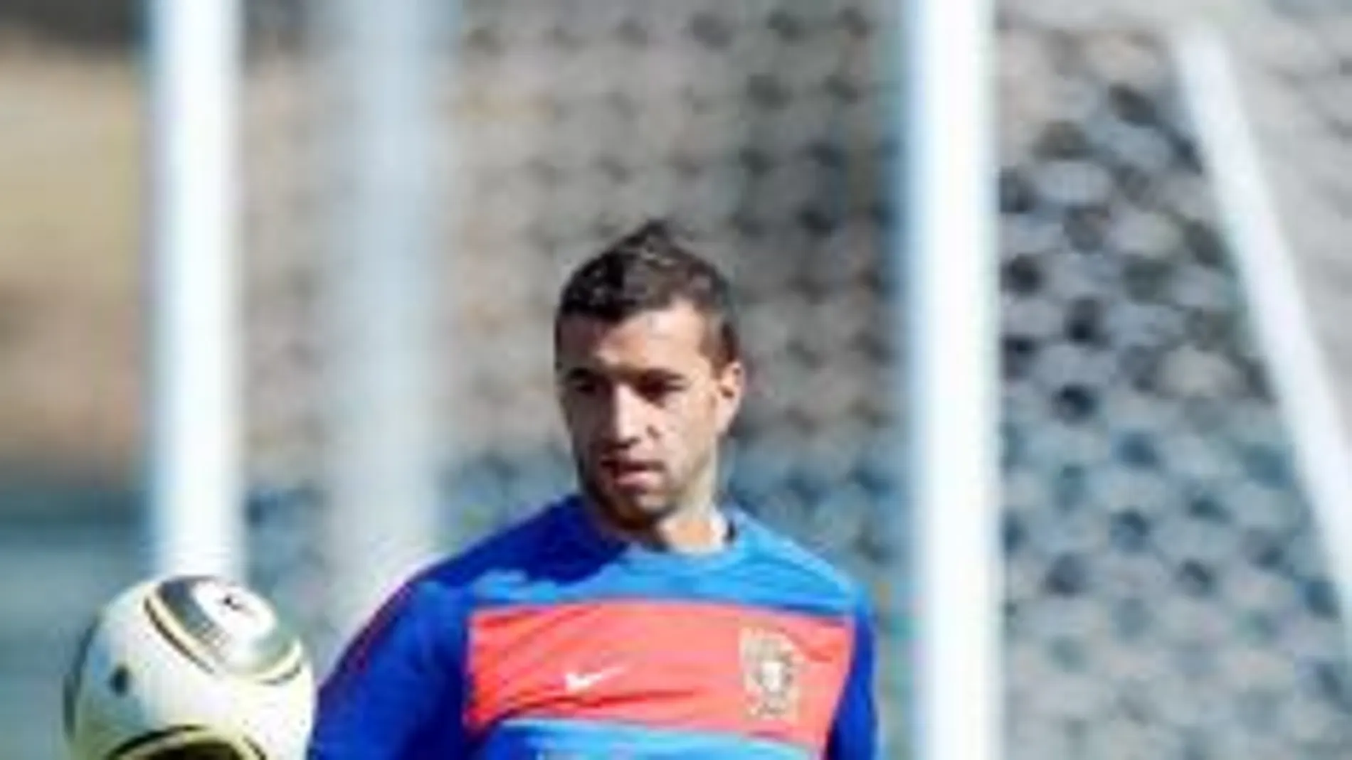 Simão juguetea con la pelota durante un entrenamiento con Portugal. El jugador del Atlético niega que su selección sea «defensiva»