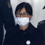 Choi Soon-sil llega a la lectura de su sentencia en el caso de corrupción en un tribunal en Seúl (Corea del Sur) hoy