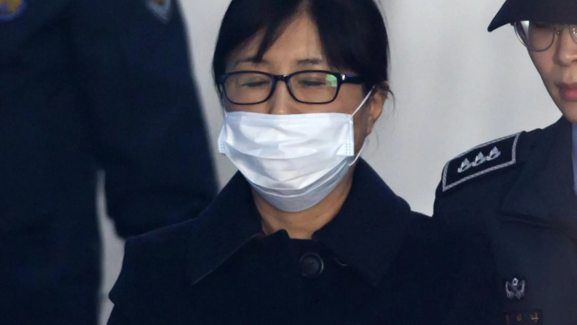 Choi Soon-sil llega a la lectura de su sentencia en el caso de corrupción en un tribunal en Seúl (Corea del Sur) hoy