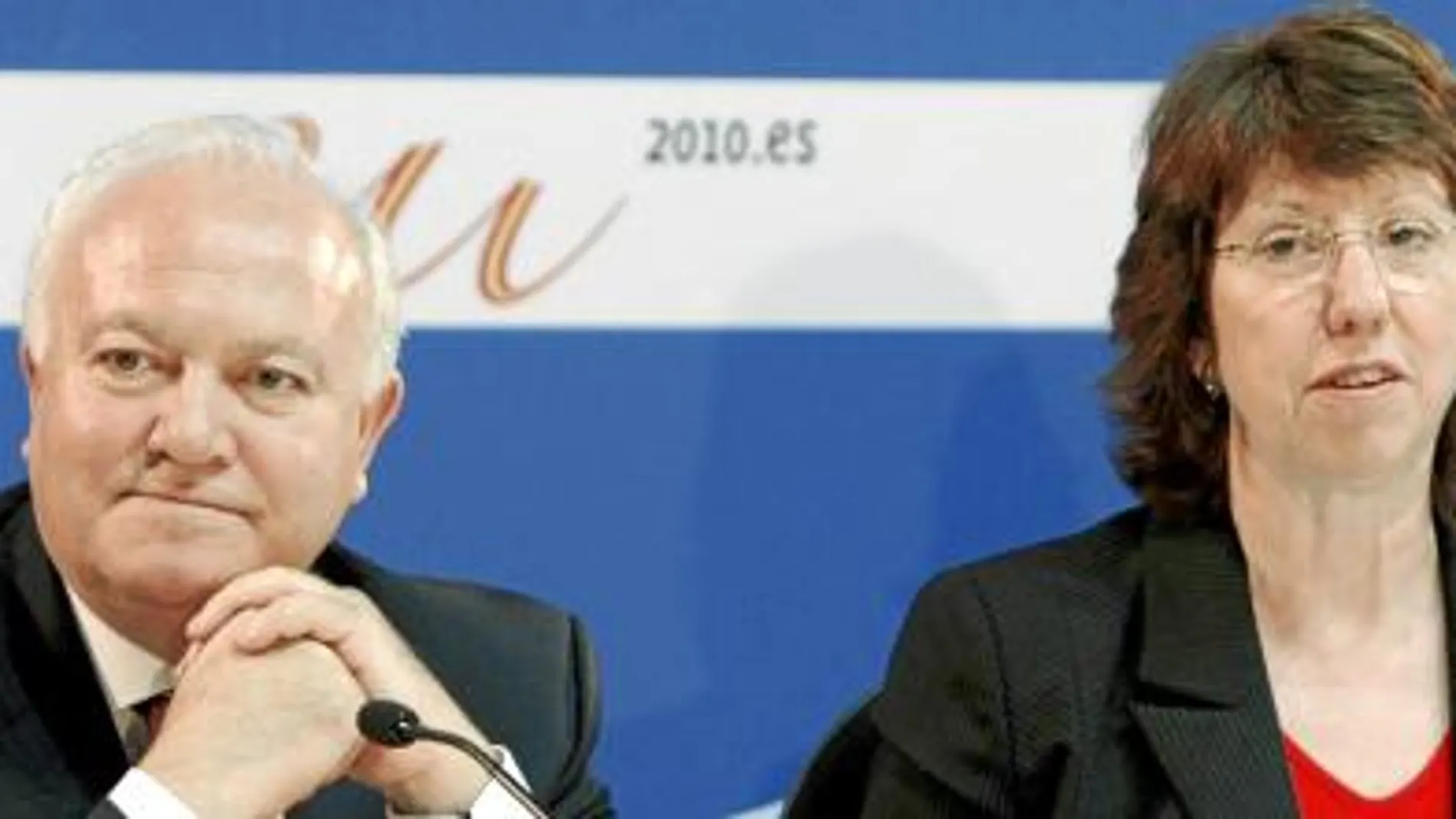 Ashton, jefa de la diplomacia europea (en la imagen, con Moratinos), no se pronuncia sobre Ceuta y Melilla