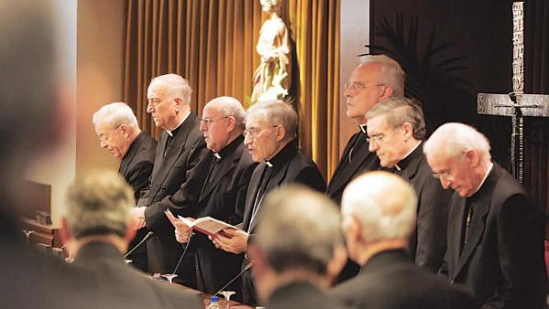Los obispos en la mesa de presidencia de la Asamblea dirigen la oración inaugural del encuentro