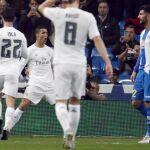 El delantero portugués del Real Madrid, Cristiano Ronaldo (3i), celebra el segundo gol del equipo blanco
