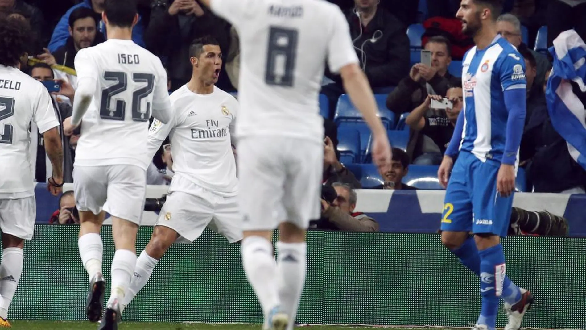 El delantero portugués del Real Madrid, Cristiano Ronaldo (3i), celebra el segundo gol del equipo blanco
