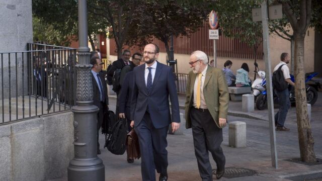 El director gerente de Anesco, Pedro García (c), la semana pasada antes de su llegada a la reunión con los sindicatos de estibadores