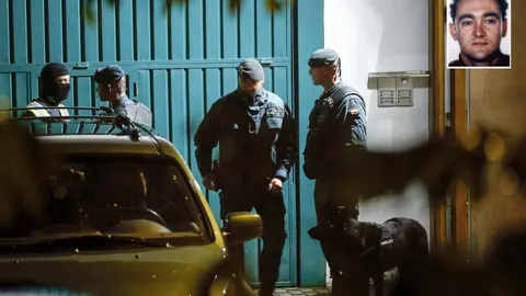 La guardia civil durante el registro de la casa Ramón Sagarzazu, el pasado mes de septiembre