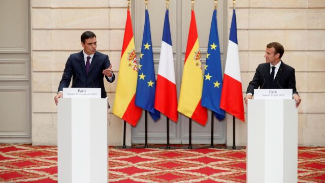 El jefe del Gobierno, Pedro Sánchez (i), y el presidente francés, Emmanuel Macron (d), durante la rueda de prensa tras su reunión en el Palacio del Elíseo. EFE/Chema Moya