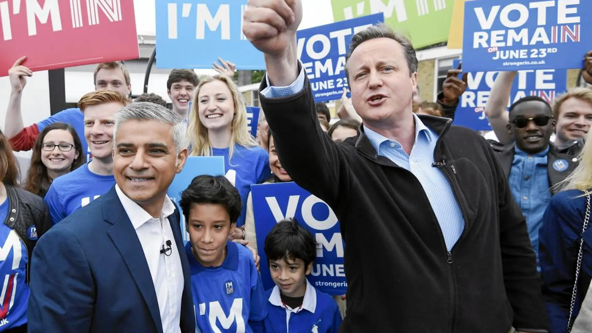 David Cameron y el alcalde de Londres, Sadiq Khan, ayer, al sur de la capital