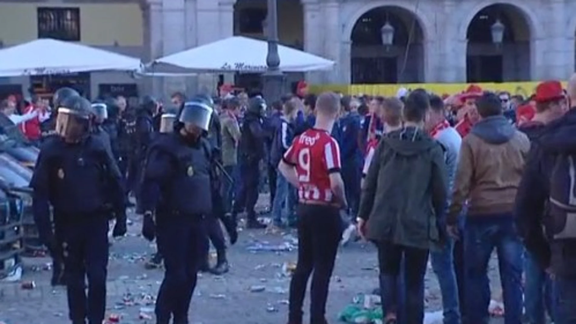 La propuesta de sanción afecta a los aficionados que protagonizaron actos violentos en las calles de Madrid y en el interior y exterior del estadio Vicente Calderón el día del partido, celebrado el 15 de marzo