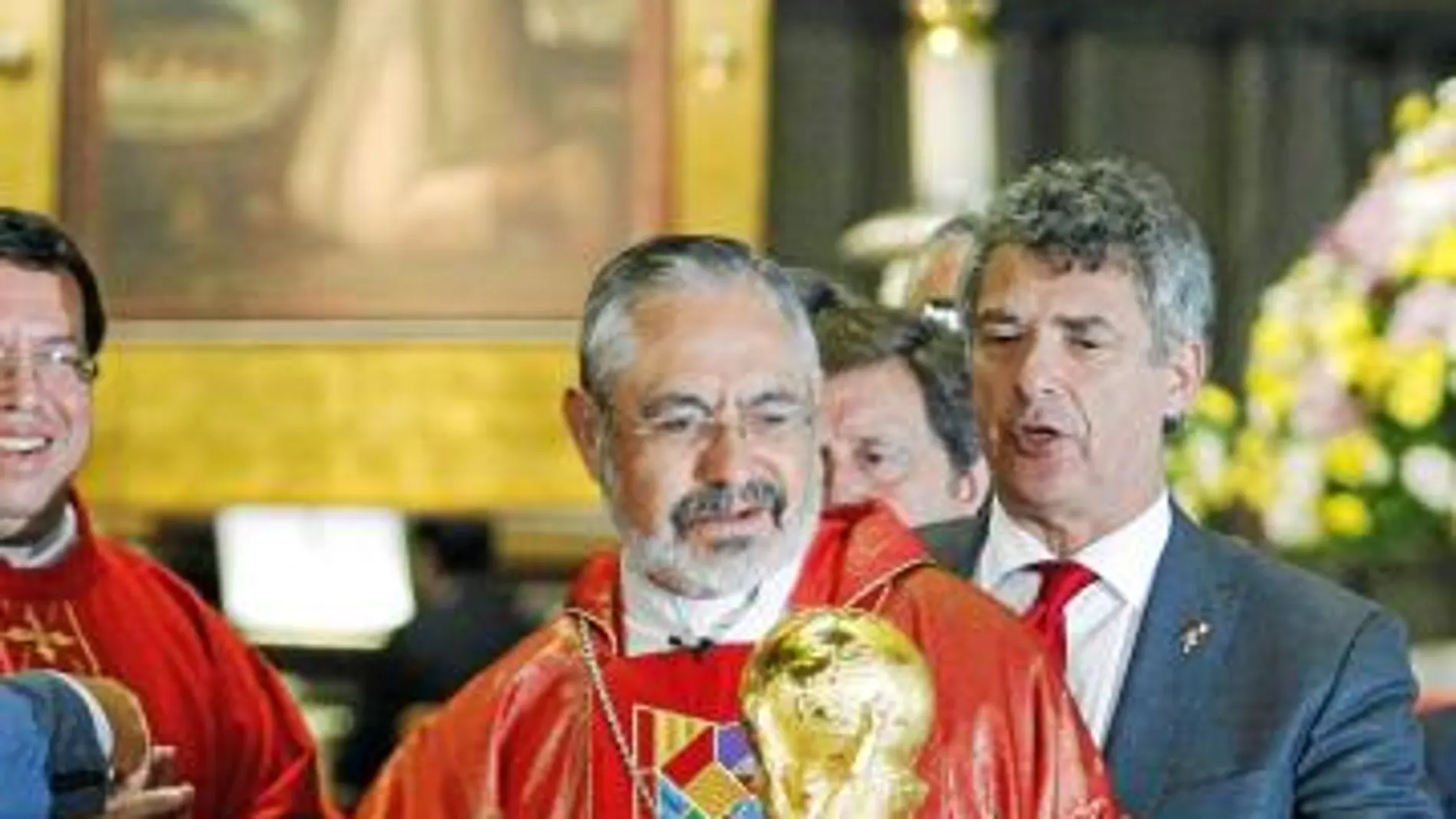 El sacerdote Diego Monroi y Ángel María Villar, presidente de la FEF