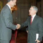 El Principe Felipe entregó ayer sendas cartas del Rey Juan Carlos I al presidente saliente de Colombia, Álvaro Uribe, y al entrante, Juan Manuel Santos.