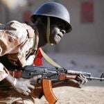 Soldados malienses luchan contra los islamistas ayer en la ciudad de Gao