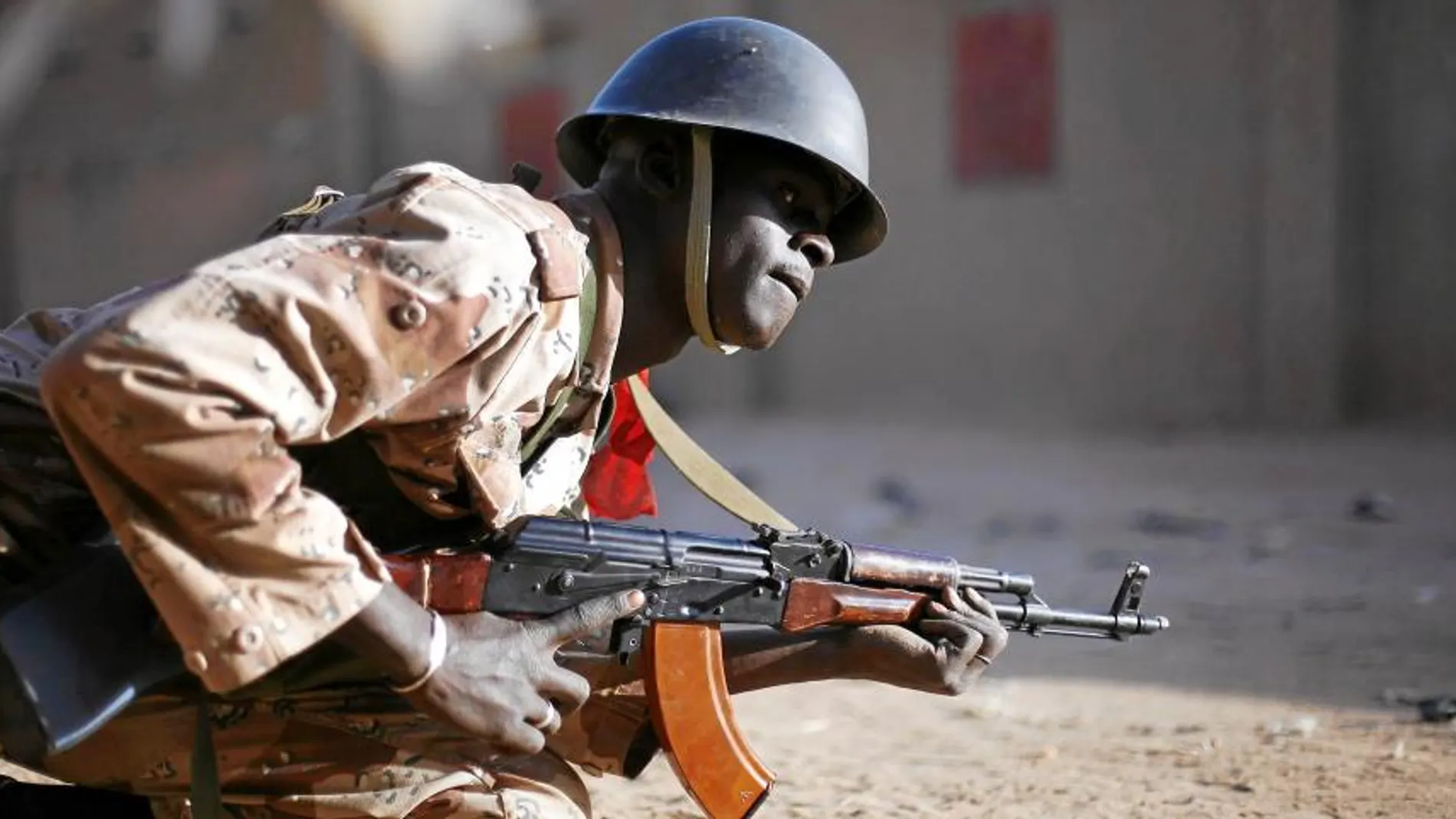 Soldados malienses luchan contra los islamistas ayer en la ciudad de Gao