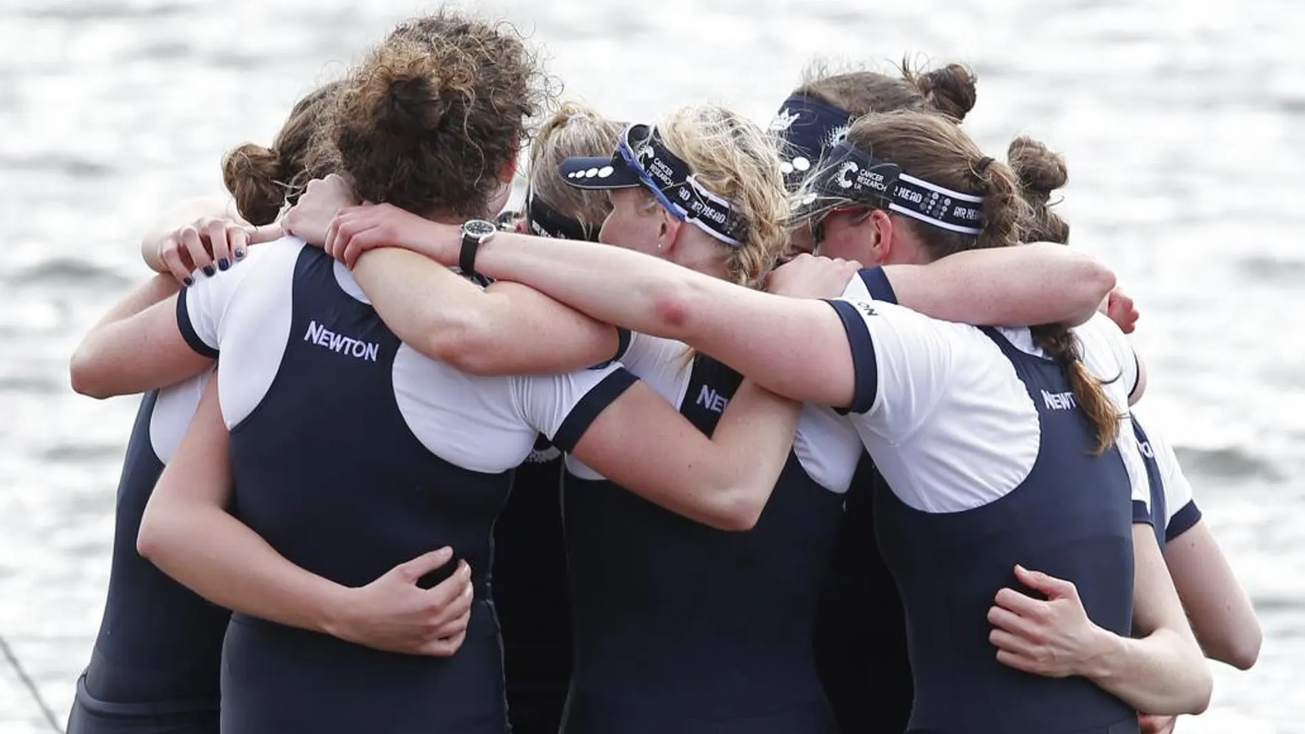 El equipo de Oxford celebra su victoria en la regata femenina/ Reuters