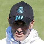 Zidane observa el entrenamiento de ayer del Real Madrid en Valdebebas
