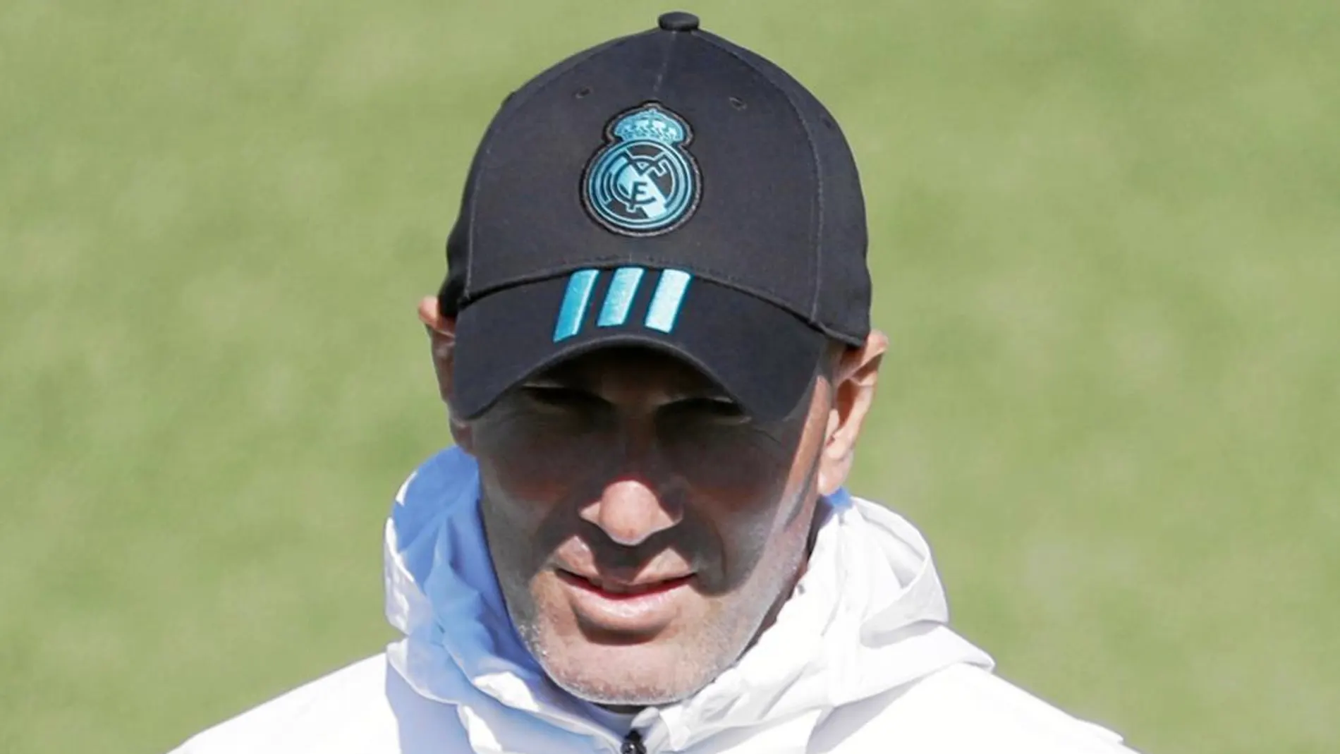 Zidane observa el entrenamiento de ayer del Real Madrid en Valdebebas