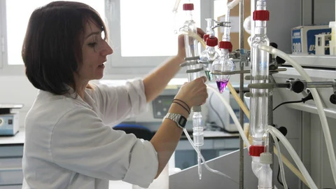 Investigadora durante los ensayos en laboratorio
