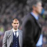 La sombra de Mourinho: El portugués, difuminado en primer plano, es observado por Guardiola la última vez que visitó el Camp Nou