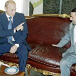 El «premier» ruso, Vladimir Putin, conversa con el líder iraní, Mahmud Ahmadineyad, en Teherán, en 2007