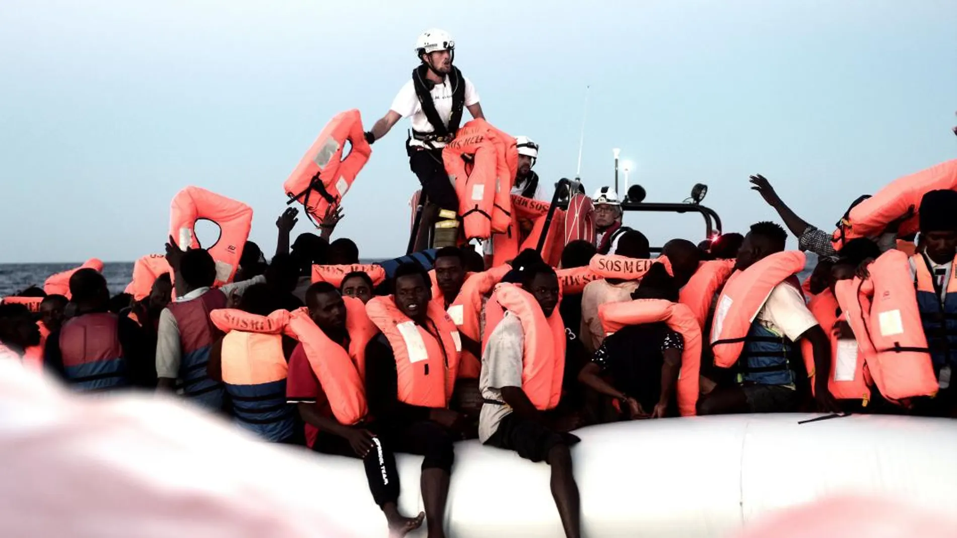 Rescate en alta mar de parte de los 629 inmigrantes que han sido rescatados por el barco "Aquarius"/ Foto: Efe