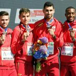 El equipo español de 4x400 recibió ayer la medalla de bronce ganada el sábado en Berlín/Efe