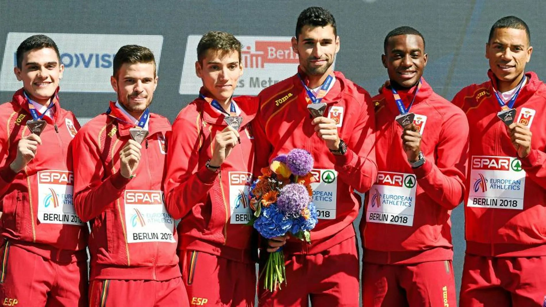 El equipo español de 4x400 recibió ayer la medalla de bronce ganada el sábado en Berlín/Efe
