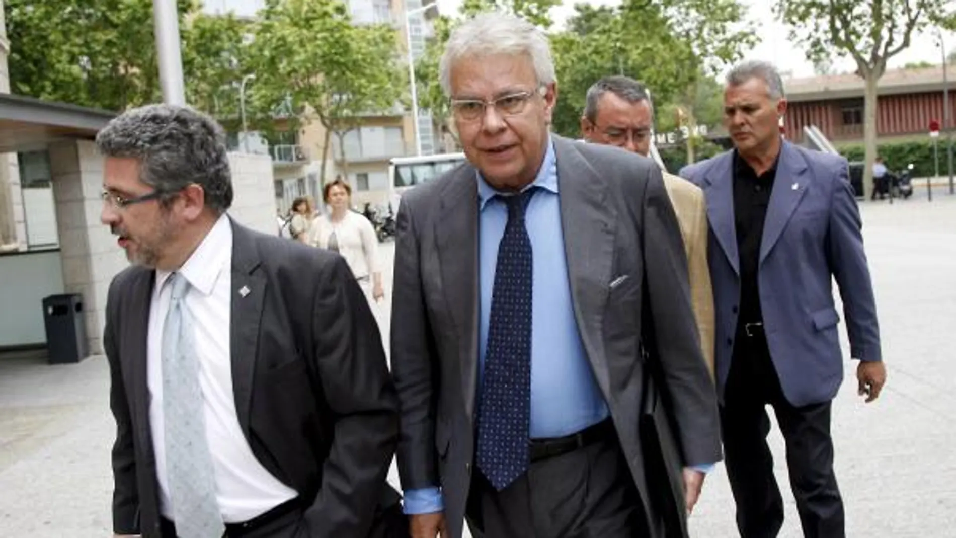 Felipe González cree que Zapatero podría hacer «mucho más» contra la crisis