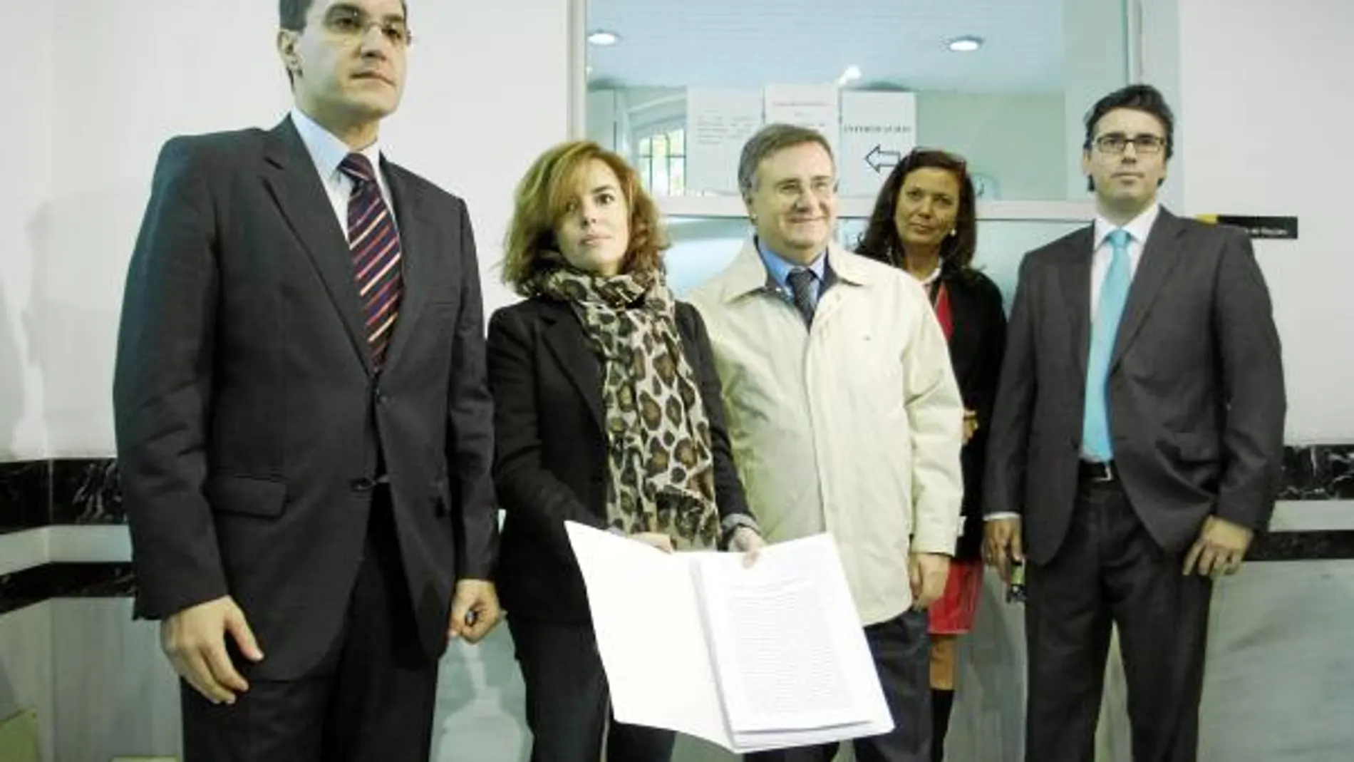 Sáenz de Santamaría y su equipo parlamentario formalizaron ayer el recurso en el Tribunal Supremo