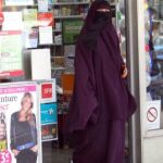 La francesa Kenza Drider con un niqab en Avignon