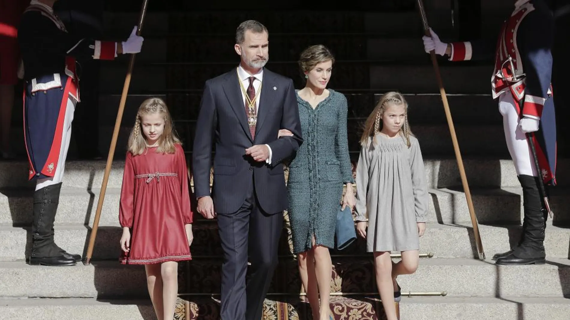 El Rey Felipe VI junto a la Reina Letizia y sus hijas, la Princesa de Asturias, Leonor, y la Infanta Sofía.