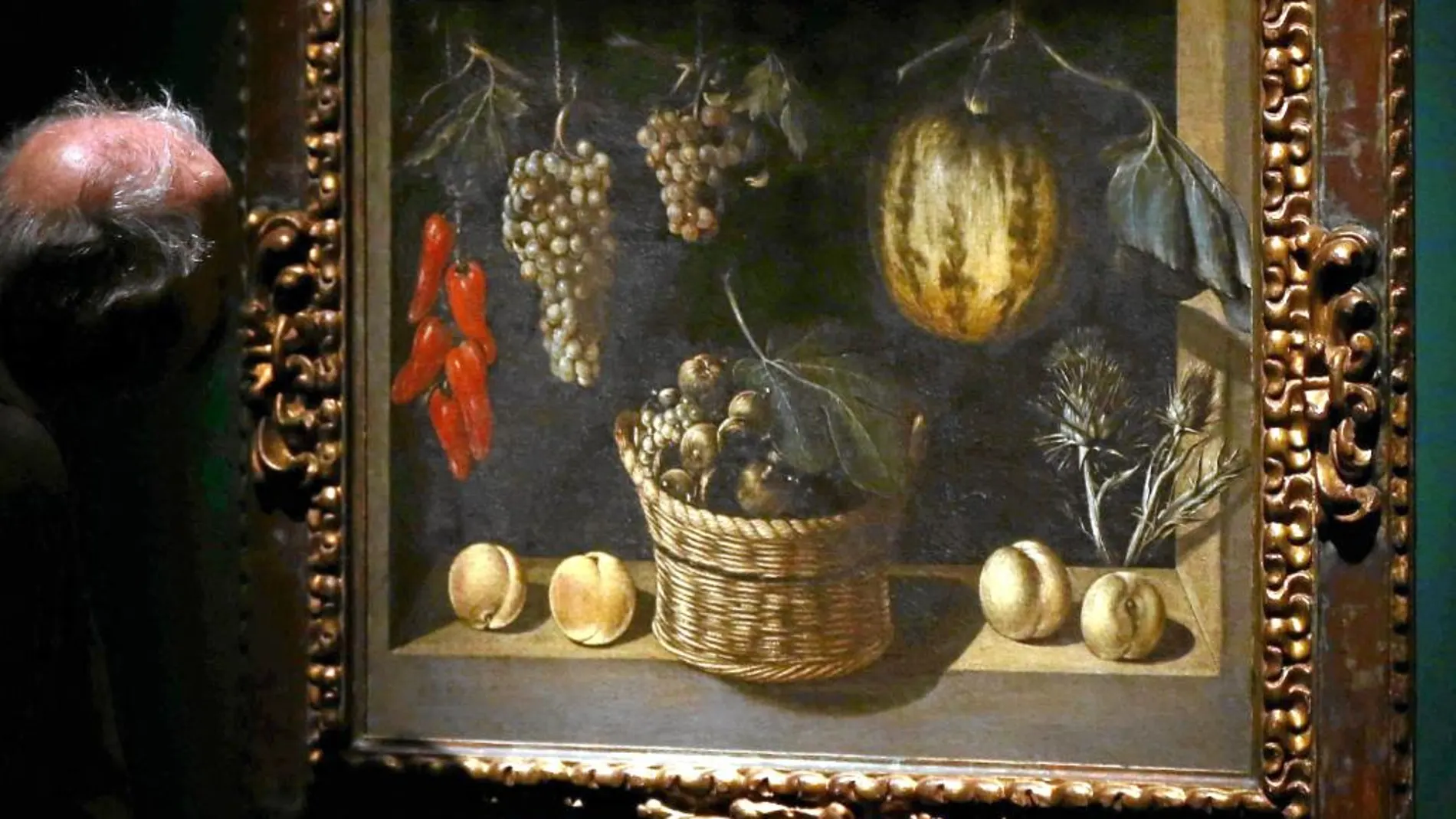 «Bodegón con cesta de frutas, calabaza y uvas», obra sin identificar otorgado al Maestro de Stirling-Maxwell, una de las joyas de la exposición.