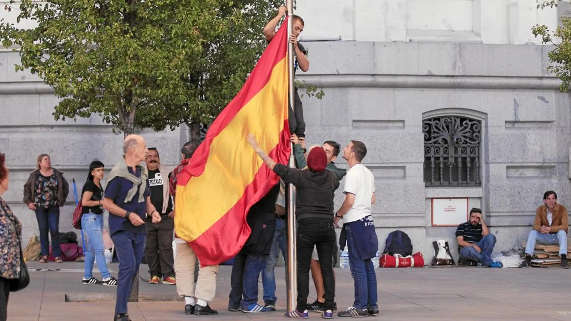 Los neonazis de Hogar Social izaron una bandera española y se quejaron de la pancarta «Welcome Refugees»