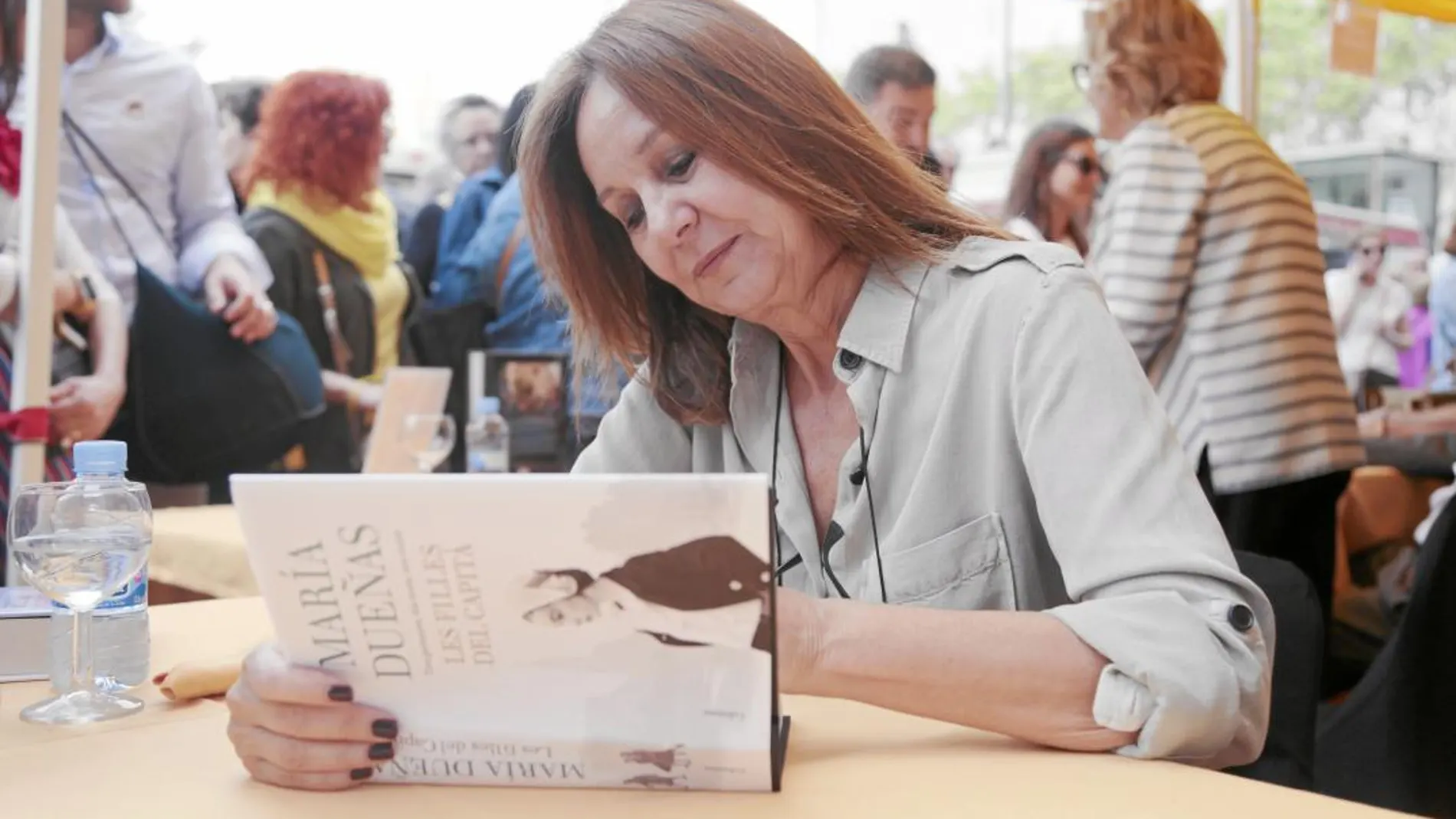 María Dueñas no paró de firmar ejemplares de su nueva novela, «Las hijas del capitán»