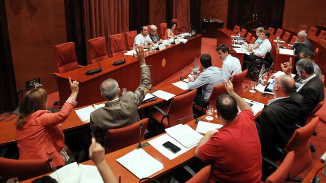Momento de una de las votaciones en la reunión de la comisión de investigación del Parlamento catalán