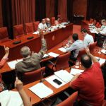 Momento de una de las votaciones en la reunión de la comisión de investigación del Parlamento catalán