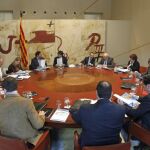 El presidente de la Generalitat, Carles Puigdemont, junto a los consellers, al inicio de la reunión