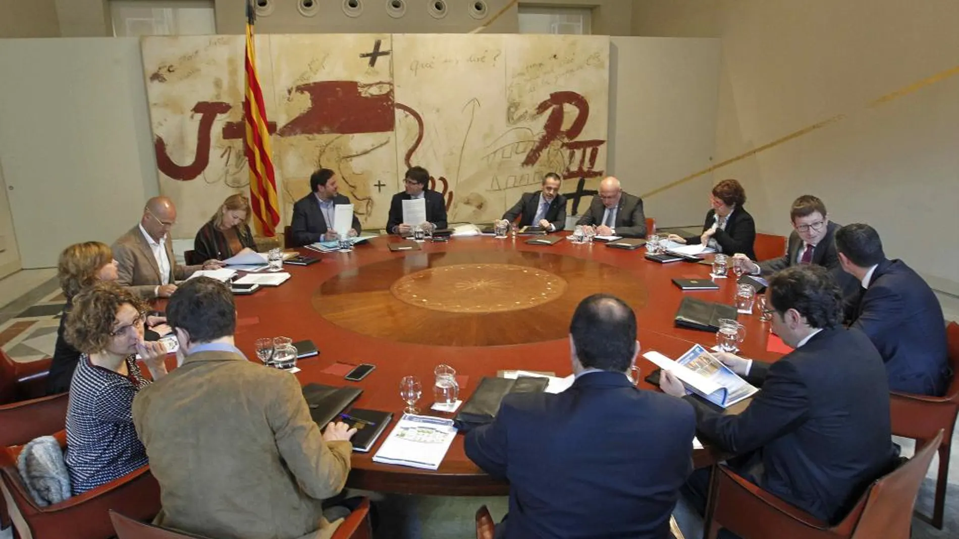 El presidente de la Generalitat, Carles Puigdemont, junto a los consellers, al inicio de la reunión