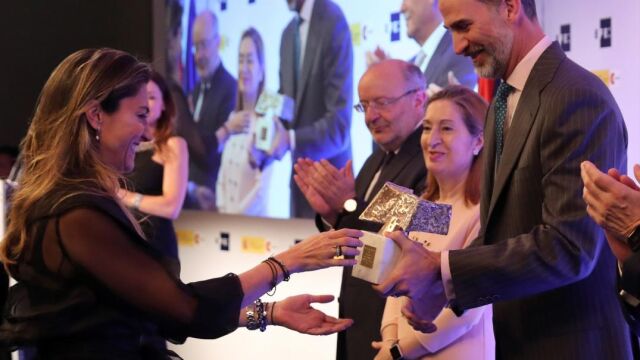 La brasileña Patricia Toledo de Campos (i) recibe de manos del Rey Felipe el Premio Rey de España