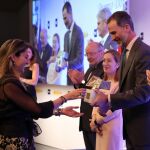 La brasileña Patricia Toledo de Campos (i) recibe de manos del Rey Felipe el Premio Rey de España