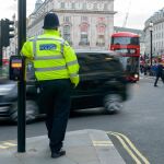 Uno de los crímenes que ha ido en mayor aumento es el asesinado y robo perpetrado por delincuentes entre los 17 y 24 años en motocicletas. Foto: Dreamstime.