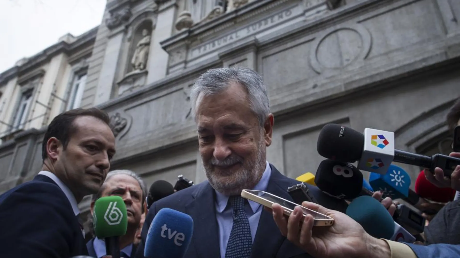 Salida del ex presidente de la Junta de Andalucía Jose Antonio Griñán del Tribunal Supremo