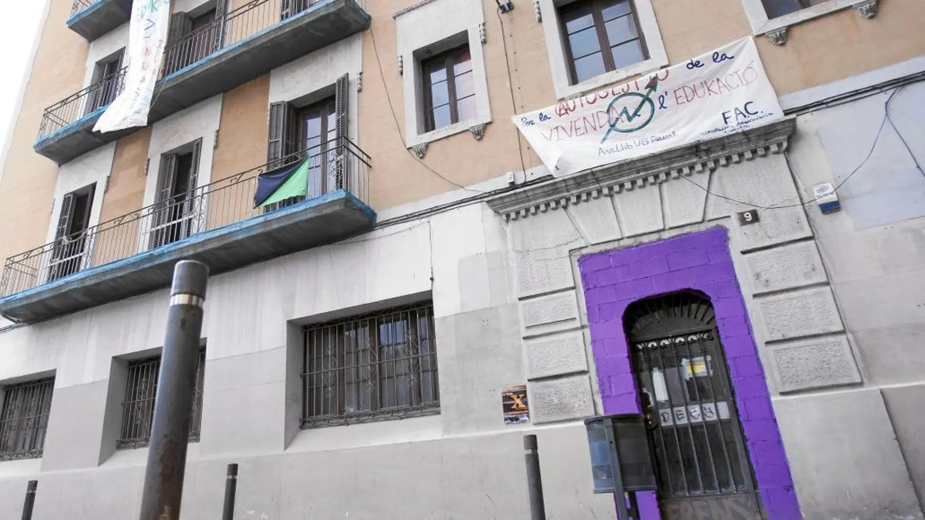 El inmueble okupado hace apenas dos semanas en el pasaje Sant Bernat del barrio del Raval