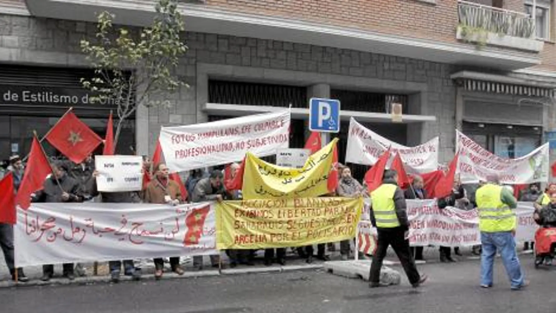 OBJETIVIDAD. Un centenar de marroquíes se concentraron ayer frente a la sede de Efe en Madrid para pedir profesionalidad e imparcialidad