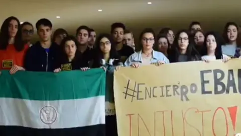 Encierro de los estudiantes extremeños. (Twitter)
