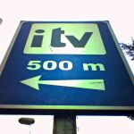 Le paran por llevar la ITV caducada y le detienen por portar joyas robadas